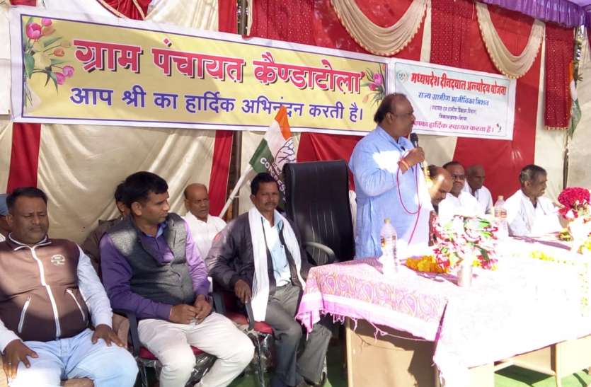 balaghat कैण्डाटोला में विद्यार्थियों को किया गणवेश वितरण