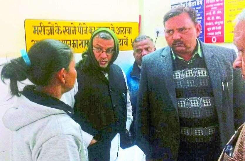 दवा नहीं मिलने की शिकायत करते रोगी के परिजन अधिकारियों को लगाई फटकार