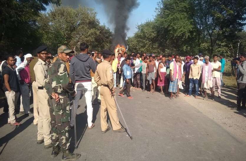patrika Big Breaking: ट्रक की ठोकर से बाइक सवार महिला और बच्ची की मौत, गुस्साए ग्रामीणों ने गाड़ी में लगाई आग, हालात बेकाबू