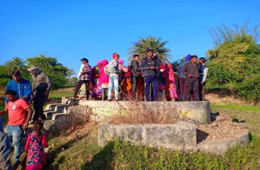 banswara मासूम का शव मिलने का मामला: महिला खुद थाने पहुंची, कहा पति ने बच्ची को कुएं में फेंका