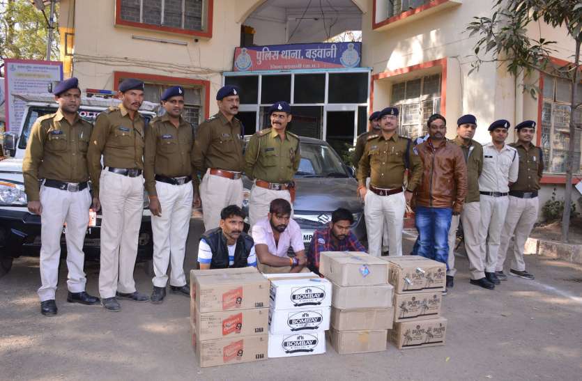 Illegal liquor traders were on the move to attack the police पुलिस पर हमला कर भागने की फिराक में थे अवैध शराब कारोबारी