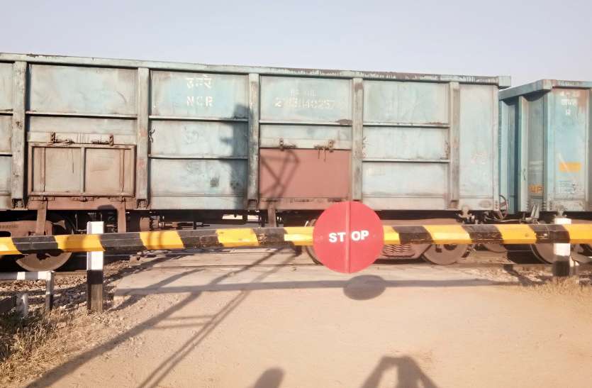 baswa railway fatak चढ़ाई में हांफी मालगाड़ी, छह घंटे खड़ी रही