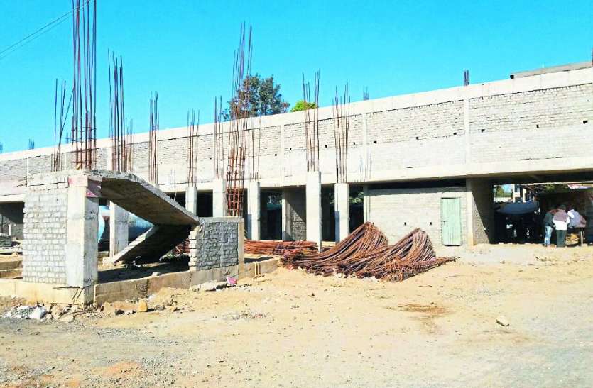 building लेटलतीफी: एक काम्प्लेक्स शुरू नहीं, दूसरे पर लगा ब्रेक