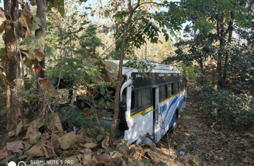 bus accident video: भोपाल से सारणी आ रही निजी बस अनियंत्रित होकर नाले में घुसी, 13 यात्री घायल