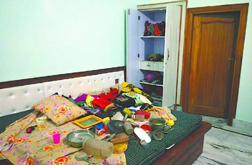 रिटायर्ड शिक्षक के सूने मकान का ताला तोड़कर नकदी सहित चार लाख की चोरी रिटायर्ड शिक्षक के सूने मकान का ताला तोड़कर नकदी सहित चार लाख की चोरी