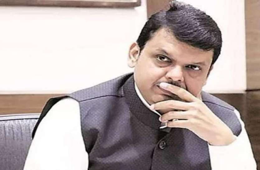 अधिकारी ने RTI के जवाब में दी गलत जानकारी, CM देवेंद्र फडणवीस ने किया सस्पेंड अधिकारी ने RTI के जवाब में दी गलत जानकारी, CM देवेंद्र फडणवीस ने किया सस्पेंड