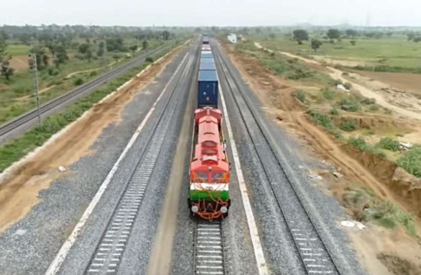 train on dfcc track Good news: डीएफसीसी ट्रेक पर दौड़ी मालगाड़ी, 2019 में मिलेगी रेलवे को ये सौगात