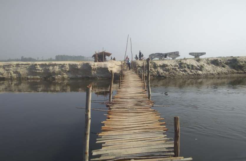 Villagers built bridge on river Ramganga without government help यूपी में सिस्टम रहा खामोश तो ग्रामीणों ने नदी पर खुद बना डाला पुल