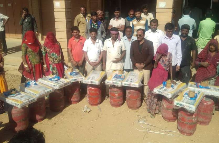 jaisalmer 57 ग्रामीणों को दिए गैस कनेक्शन