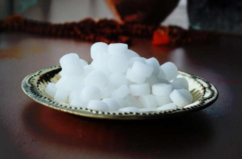 camphor totke कपूर और मिश्री का ये टोटका दिलाएगा आपको मनचाही नौकरी, ऐसे करें प्रयोग