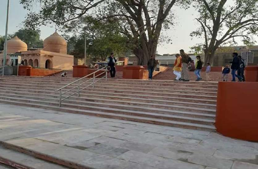 Three Ganga Ghat Make Pakka Before Kumbh In Kaushambi क म भ स पहल त य र क य गए त न पक क घ ट प रम ख स न न पर व पर हज र श रद ध ल लग ए ग ग ग म ड बक