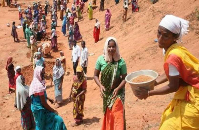 mgnrega दो साल से नहीं मिला 65 ग्रामीणों को मनरेगा की राशि, बहिष्कार की दी चेतावनी