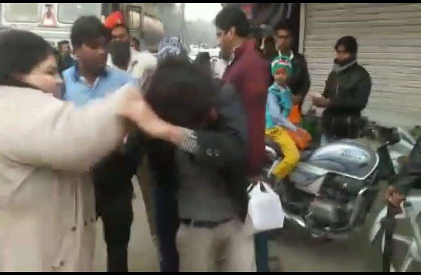 moradabad शराबी ने मां की अभद्रता तो बीच सड़क ही मर्दानी बन गयी बेटी और फिर शराबी का किया ये हाल,देखिये वीडियो