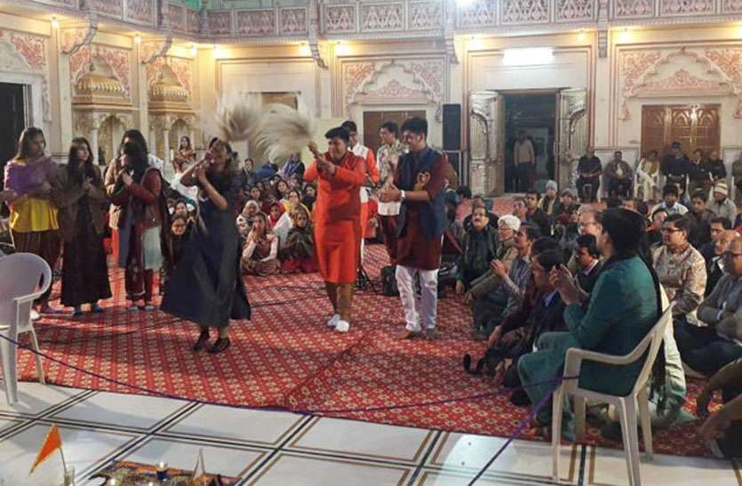 bhadan-devotees-going-to-late-night-in-dadabari दादा गुरुदेव की बड़ी पूजा पर दादाबाड़ी मालपुरा में आयोजित भजन सध्या में देर रात तक जमे रहे श्रद्धालु
