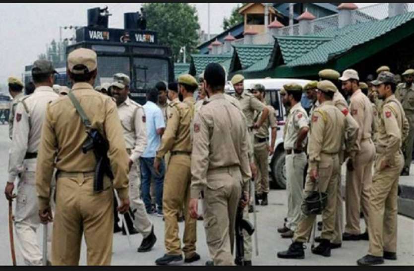 jammu police श्रीनगर: आतंकियों ने एमएलसी के घर से बड़ी मात्रा में लूटे हथियार, हाई अलर्ट जारी