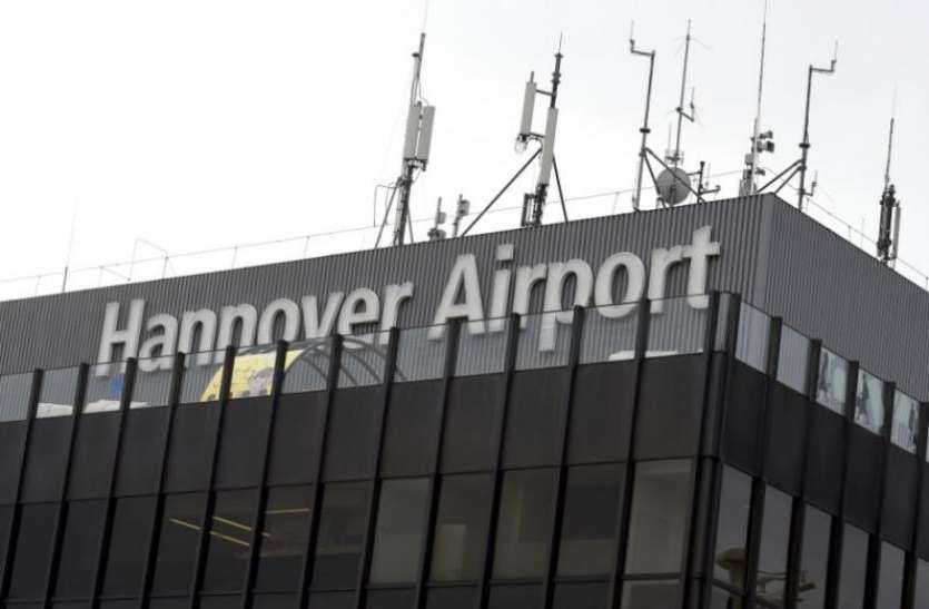 A drunk man enters Hannover airport in berlin runway with his car बर्लिन: नशे में चूर होकर एयरपोर्ट का गेट लांघा शख्स, रनवे पर कार लेकर पहुंचा, मचा हड़कंप