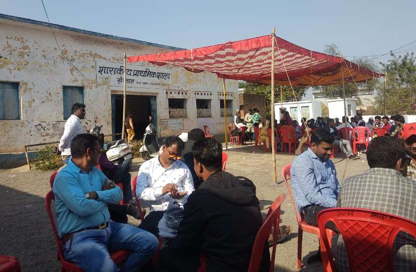 इस स्कूल के प्रधानपाठक पर नहीं चलता किसी का जोर, इनके मनमानी से स्कूली बच्चे व परिजन परेशान इस स्कूल के प्रधानपाठक पर नहीं चलता किसी का जोर, इनके मनमानी से स्कूली बच्चे व परिजन परेशान
