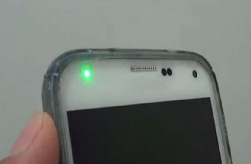 smartphone light कभी सोचा है कि स्मार्टफोन के ऊपर क्यों दी जाती है ये छोटी सी लाइट