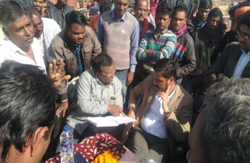 Congressmen and CEO किसानों के लिए आवाज उठाना जनपद सदस्य को पड़ा महंगा, ट्रांसपोर्टर पिता-पुत्र ने जमकर की पिटाई, फिर...