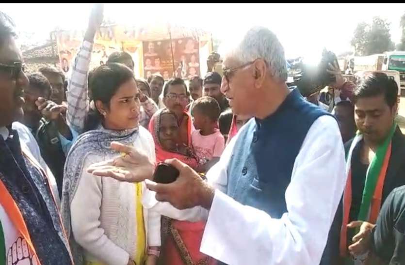 TS and Nayab Tehsildar महिला बीडीसी की भाजपा जिलाध्यक्ष की जमीन बचाने की शिकायत पर मंत्री टीएस ने नायब तहसीलदार को दी ये नसीहत- देखें Video