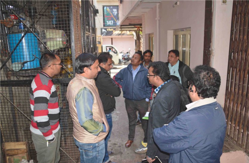 patrika फ्रीगंज के इसी नामी प्रतिष्ठान पर गिरी प्रशासन की गाज