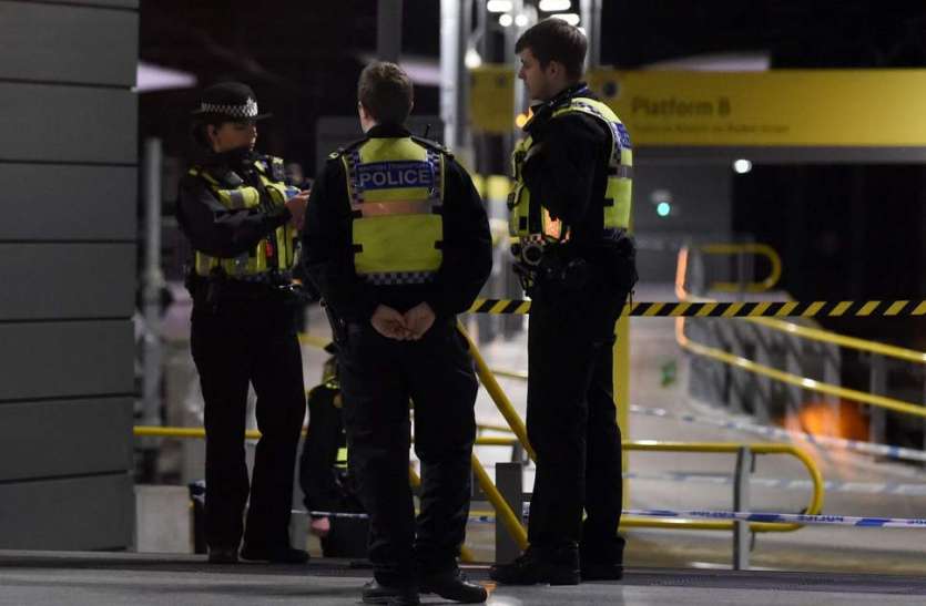 knife attack on three in manchestar's victoria metro station लंदन: मैनचेस्टर रेलवे स्टेशन पर चाकू से हमला, तीन गंभीर रूप से घायल