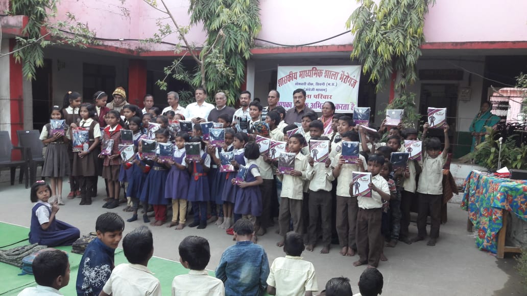 seoni नए साल पर विद्यालय और विद्यार्थियों को मिले उपहार