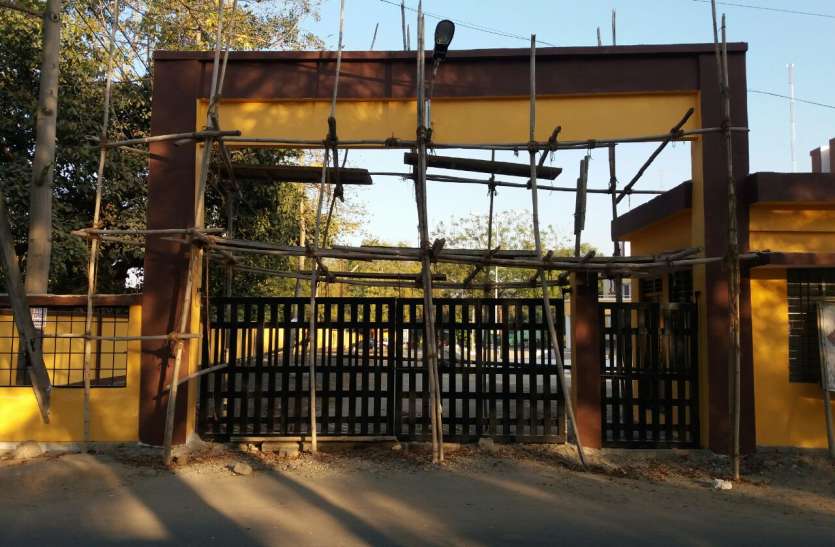 common roads, adminstration,public आम रास्ते पर प्रशासन का कब्जा