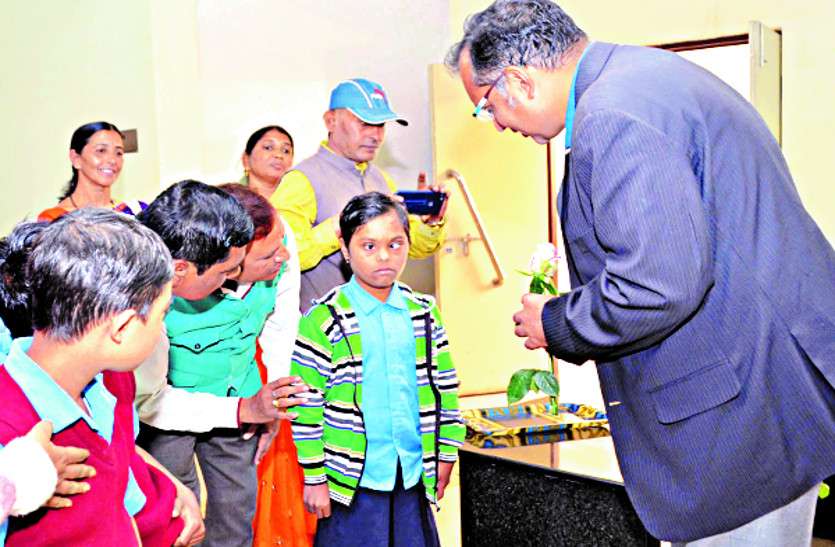 Chhattisgarh news दिव्यांग बच्चों के इस गाने को सुनकर भावुक हो गए कलेक्टर साहब, बढ़ाया हौसला