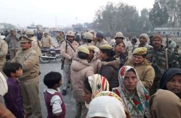 Ruckus after the death of newly married woman in Jharkhand झारखंड में नवविवाहिता की मौत के बाद आक्रोशित परिजनों अमानगंज में किया बवाल, चक्काजाम