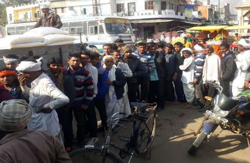 Release of urea, release in queue यूरिया की किल्लत जारी, कतार मेंं हुआ वितरण