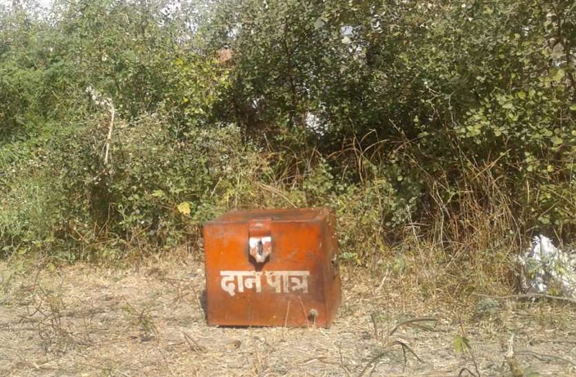 baran दान पेटियां व दो तलवारें ले उड़े चोर