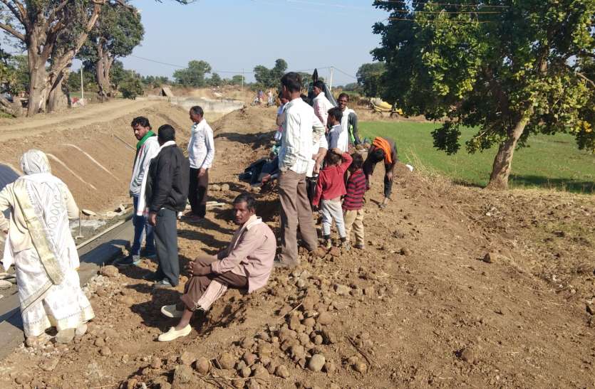 halouna jalashay seoni कैनाल निर्माण में गड़बड़ी के मामले में कलेक्टर ने लगाई ईई की क्लास