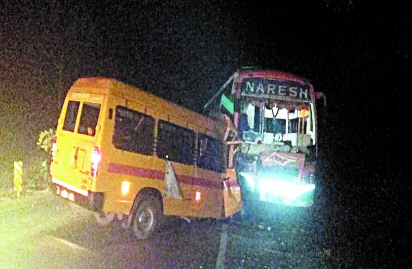 patrika पिकनिक मनाकर लौट रहे स्कूल बस व यात्री बस में भिड़ंत, दो की मौत, 13 पर्यटक घायल