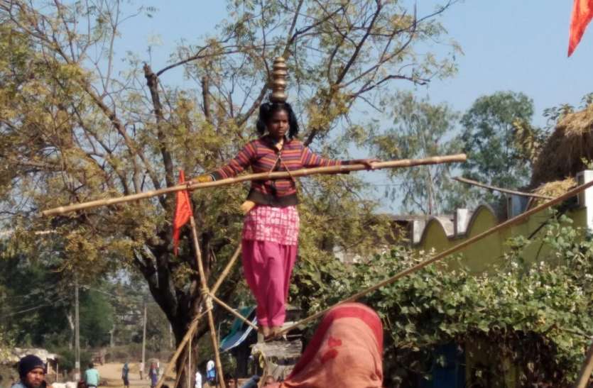 school drop रस्सी पर कतरब दिखाकर बीत रहा जीवन