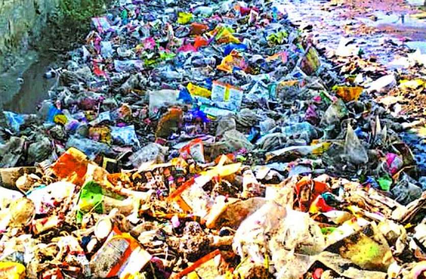 Chamunda intersection, Nasar, Troubled people overflow trouble चामुंडा चौराहे का नाला बना नासूर, ओवरफ्लो से राहगीरों को मुसीबत
