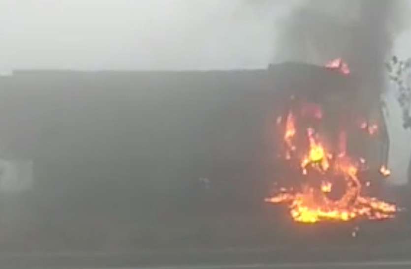 Delhi Jaipur Highway Accident: many vehicles collision due to fog दिल्ली-जयपुर हाईवे पर एक के बाद एक भिड़े कई वाहन, दो ट्रकों में लगी भीषण आग, मचा हड़कंप