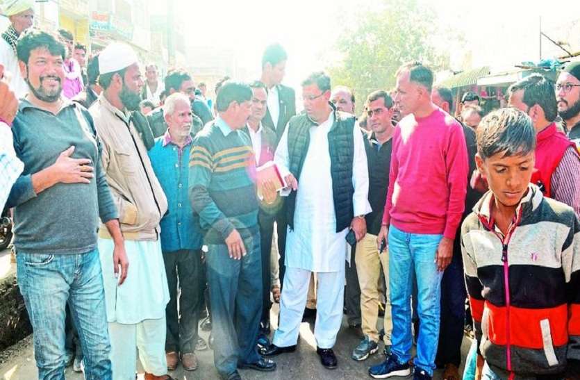सड़क का निरीक्षण करते विधायक दानिश अबरार। VIDEO: नवनिर्मित सड़क का किया निरीक्षण