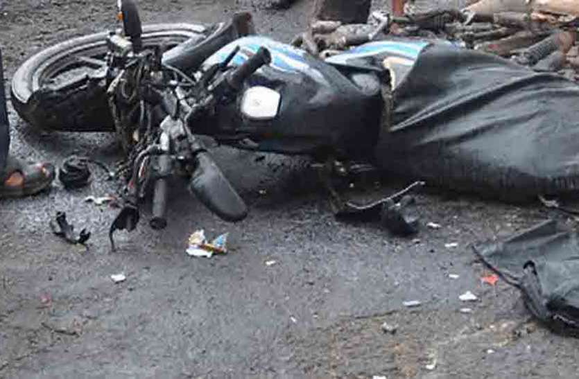 two killed in road accident सड़क दुर्घटना में दो युवकों की मौत