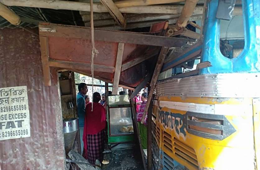 kolkata दुकान में घुसी बस, बचे 5 जने
