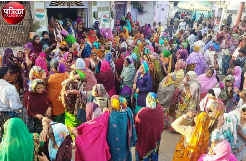 banswara स्पीड ब्रेकर पर बाइक धीमी की, पीछे से ट्रक ट्रोले ने दंपती को कुचला, ग्रामीणों ने पकडकऱ की चालक की धुनाई