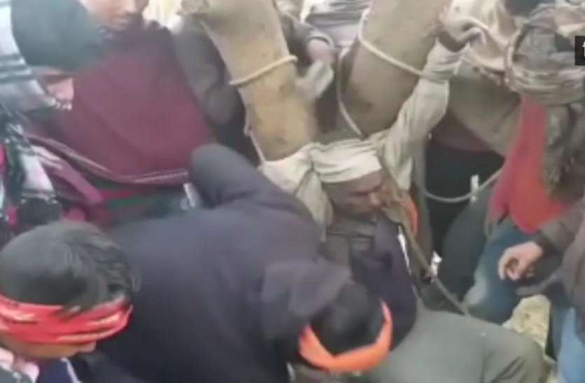 news गांव वालों ने इस शख्स को पेड़ से बांध पीट-पीटकर किया अधमरा, वजह जानकर चौंक जाएंगे आप- देखें वीडियो