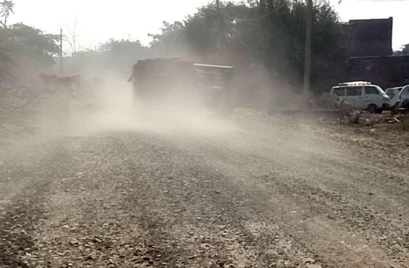 working-on-the-road-at-the-turtle-speed धूल के बवड़ंर में ‘बेबस’ है श्रद्धालु, कछुआ गति से चल रहा है सडक़ निर्माण का कार्य