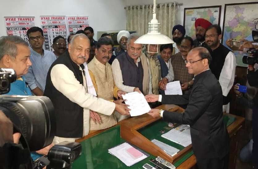 Vidhan Sabha speaker विधानसभा अध्यक्ष के लिए कांग्रेस विधायक चरणदास महंत ने दाखिल किया नामांकन