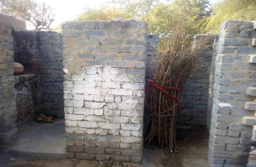 Chosla News कागजों में ओडीएफ, हकीकत खुले में जा रहे शौच