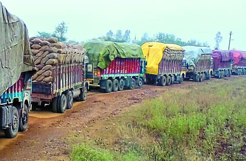 overloaded truck धान परिवहन ट्रकों को ओवरलोड की खुली छूट, हादसों के साथ सडक़ें भी जर्जर