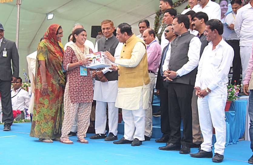 Garib Kalyan Mela, Porbander, CM Vijay Rupani रूपाणी का कांग्रेस पर प्रहार.. जब राजीव थे पीएम, तब कांग्रेस ने क्यों नहीं किया भ्रष्टाचार पर प्रदर्शन?