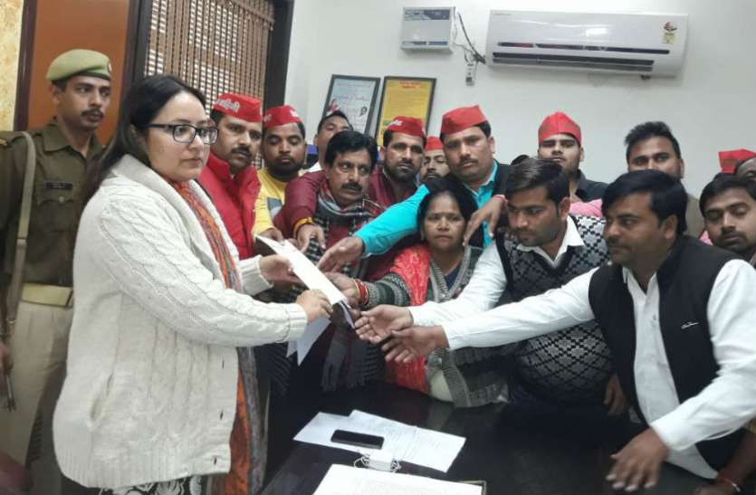 gyapan गौवंश से परेशान हैं इस शहर के किसान, इसलिए सपा ने उठाया ये कदम, देखें वीडियो