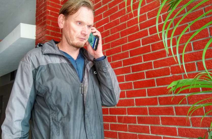 Foreign nationals reach Bareilly to find girl from Netherlands नीदरलैंड का रिचर्ड बरेली में झुमका नहीं, एक लड़की को ढूंढ रहा, पढ़िए दोस्ती की अद्भुत दास्तान