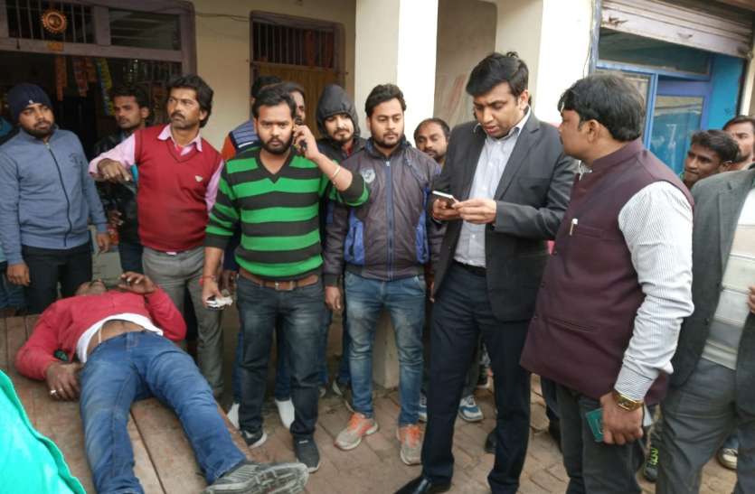 jaunpur dm जौनपुर डीएम ने पेश की मानवता की मिसाल, सड़क पर तड़प रही घायल महिला को पहुंचवाया अस्पताल